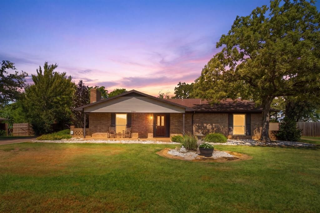 Property Photo: 706 Squires Lane TX 76227