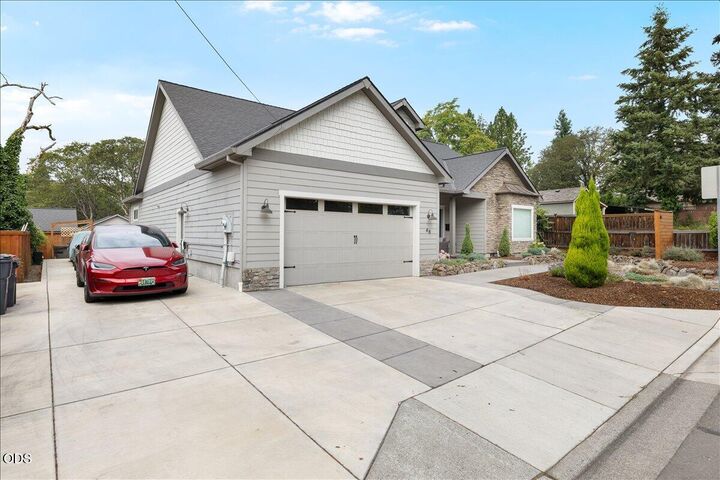 Property Photo:  48 Black Oak Drive  OR 97504 