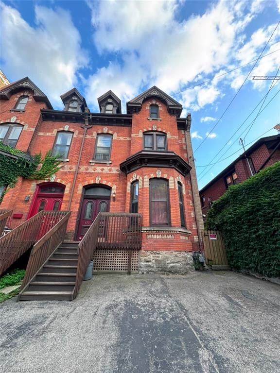Property Photo:  127 Jackson Street W 1  ON L8P 1L6 
