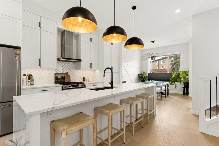 Property Photo:  258 17 Avenue NE  AB T2E 1L8 