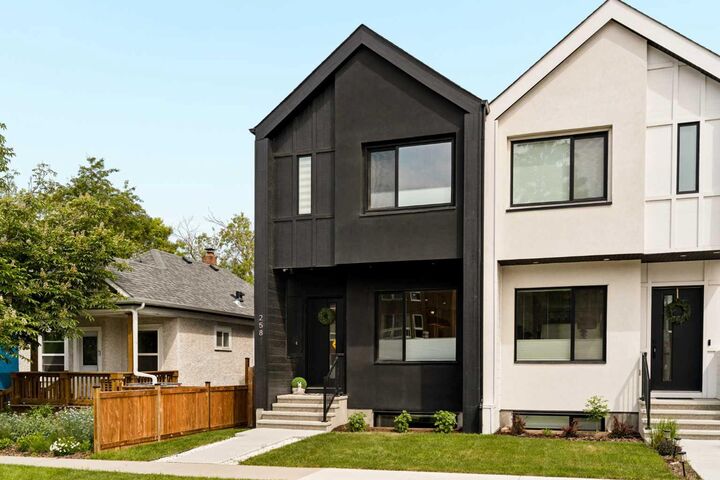 Property Photo:  258 17 Avenue NE  AB T2E 1L8 