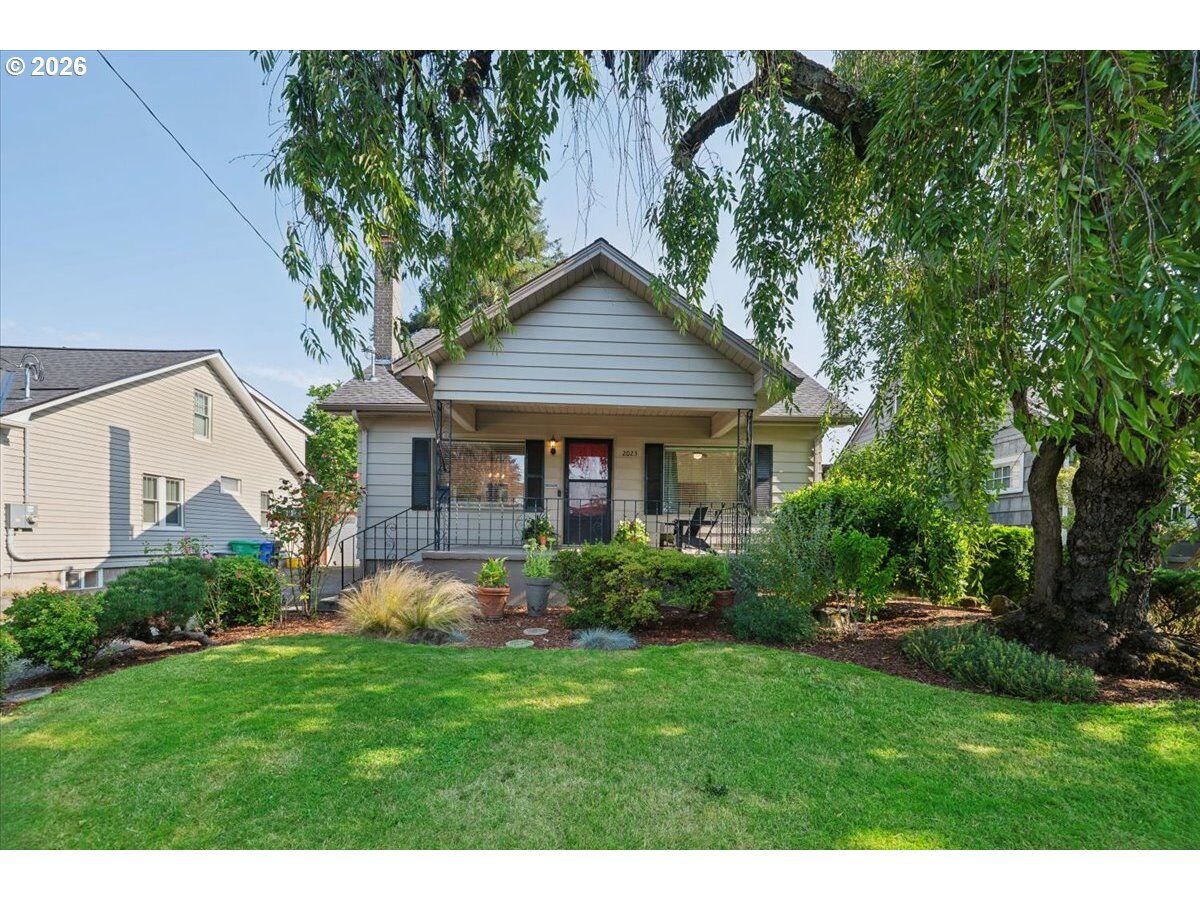 Property Photo:  2023 SE Yukon St  OR 97202 