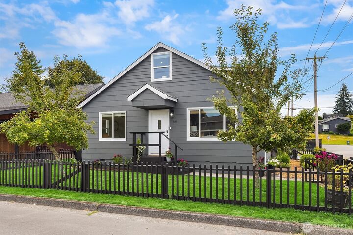 Property Photo:  302 E Gilman Avenue  WA 98223 