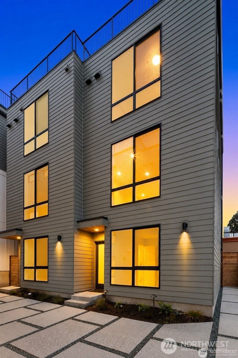 Property Photo: 4415 2nd Avenue NE B WA 98105