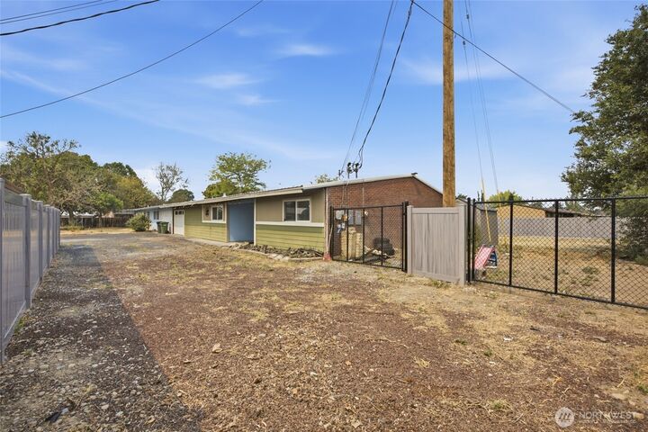 Property Photo: 410 Loring Drive WA 98837