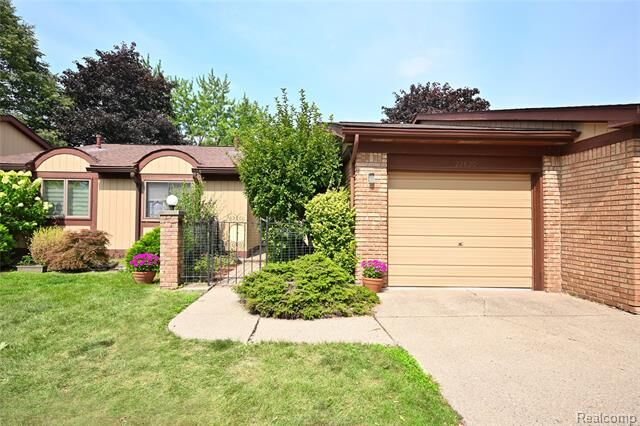 Property Photo: 27820 Hollywood Boulevard MI 48093