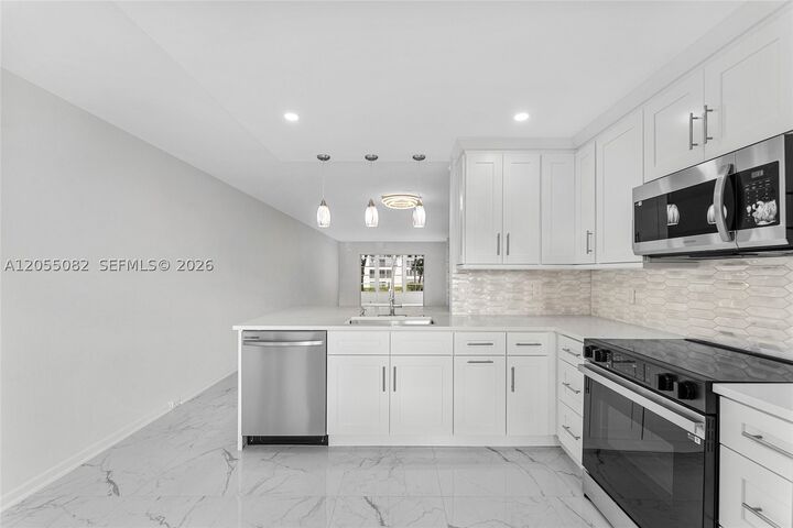 Property Photo:  2303 Lucaya Ln H2  FL 33066 