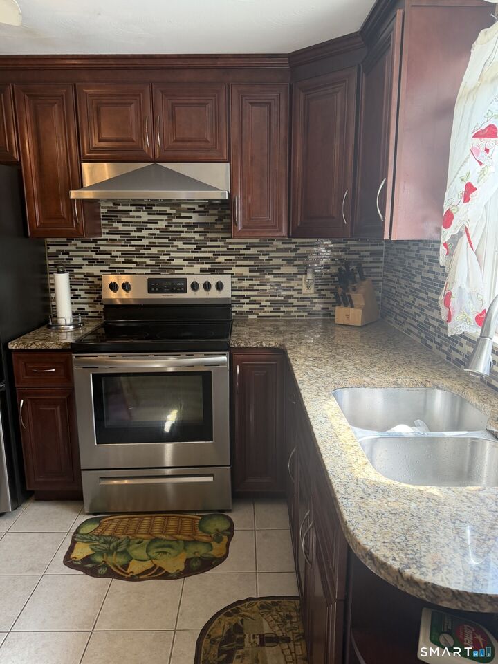 Property Photo:  27 Columbus Street  CT 06108 