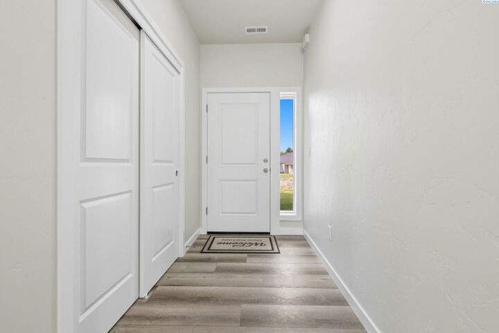 Property Photo: 2119 S Elm Pl WA 99337