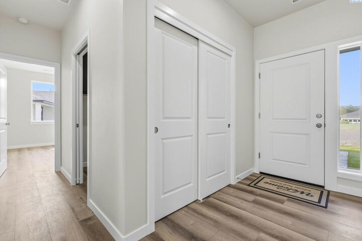 Property Photo:  2119 S Elm Pl  WA 99337 