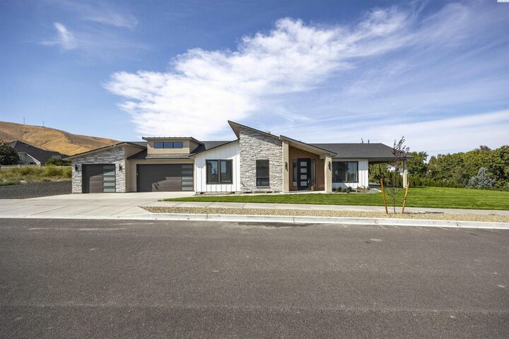 Property Photo:  2324 Lariat Lane  WA 99352 