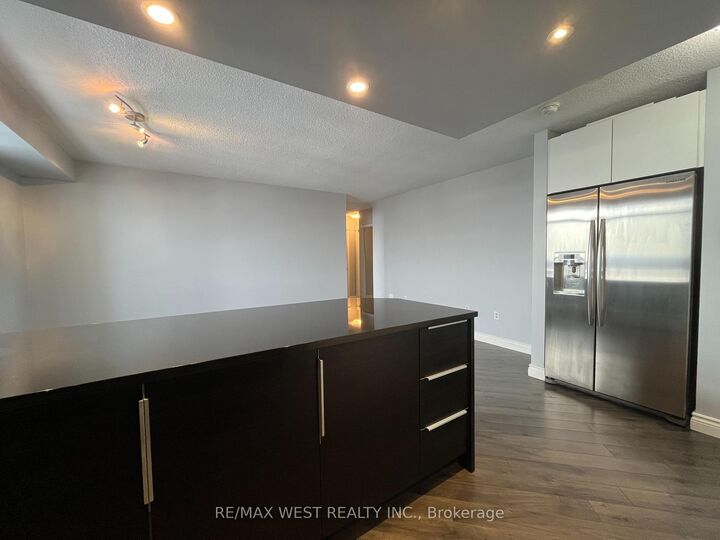 Property Photo: 300 Webb Drive 1007 ON L5B 3W3