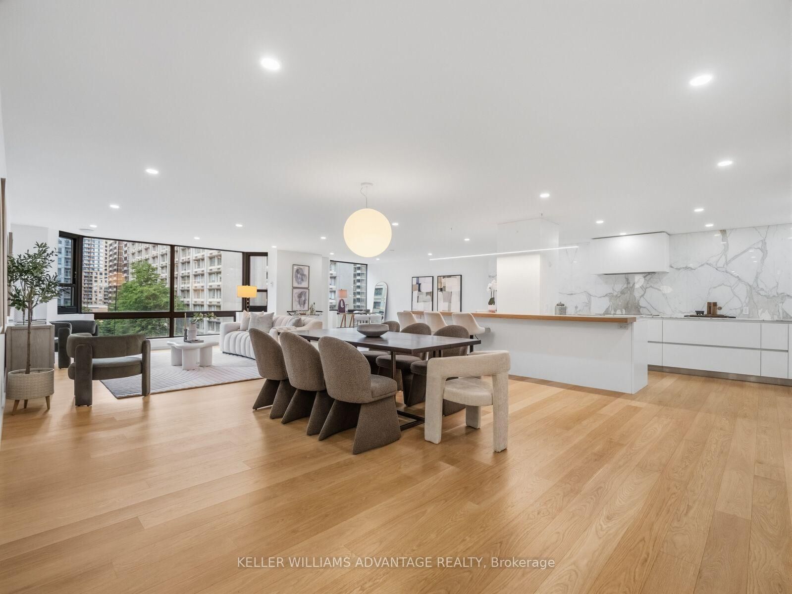 Property Photo: 1166 Bay Street 1002 ON M5S 2X8