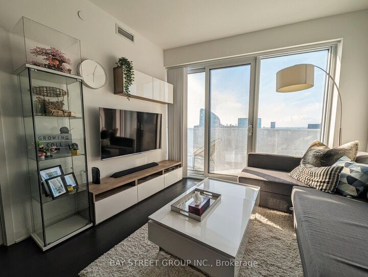 Property Photo: 100 Harbour Street 6103 ON M5J 0B5