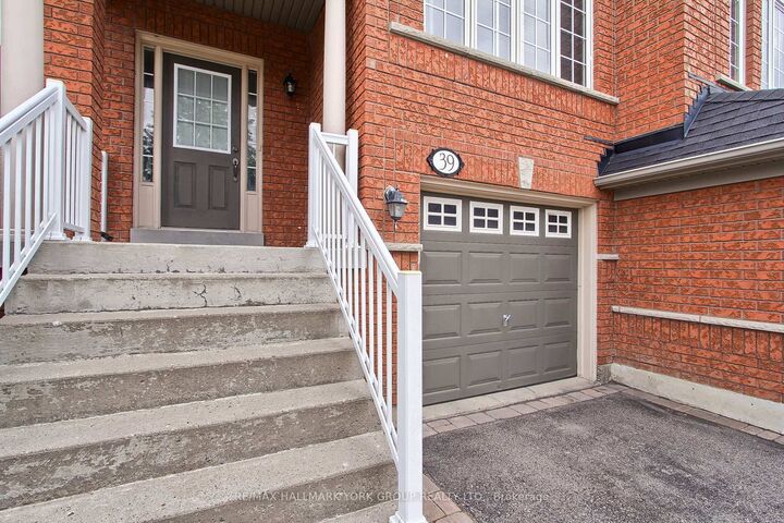 Property Photo:  39 Millcliff Circle  ON L4G 7N7 