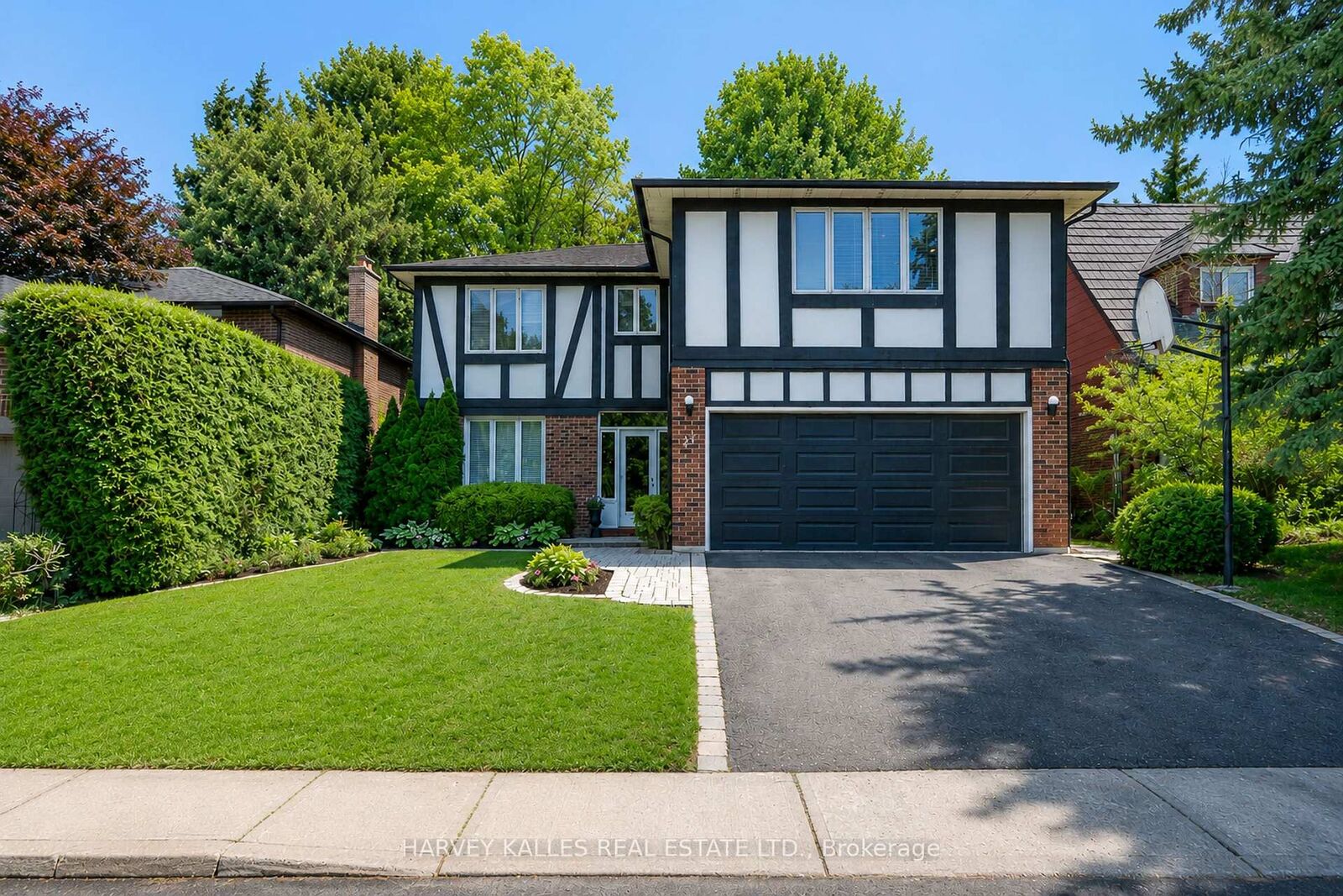 Property Photo:  23 Pinnacle Road  ON M2L 2V6 