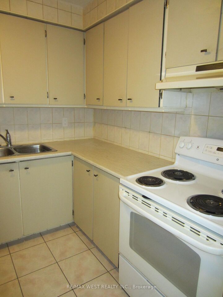 Photo de la propriété:  2965 Islington Avenue 8  ON M9L 2K8 
