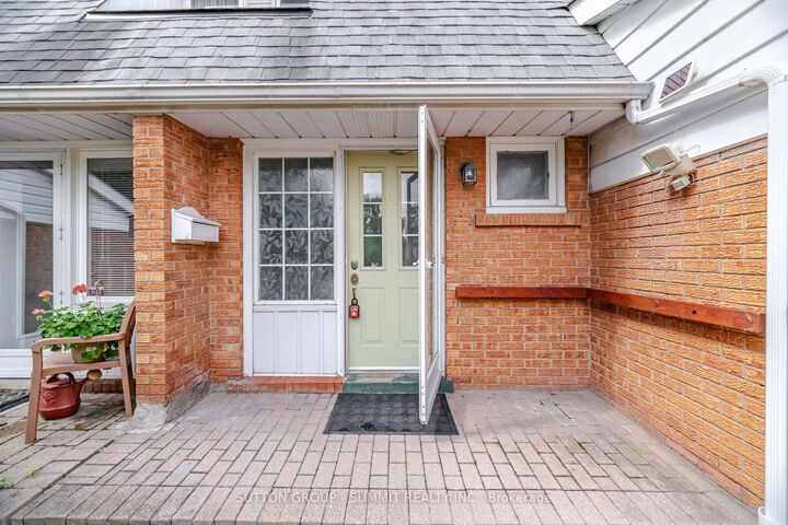 Property Photo: 667 Green Meadow Crescent ON L5A 2V3