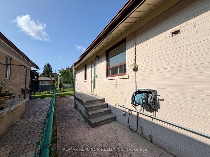 Property Photo:  7 Rockport Crescent  ON L4C 2L5 
