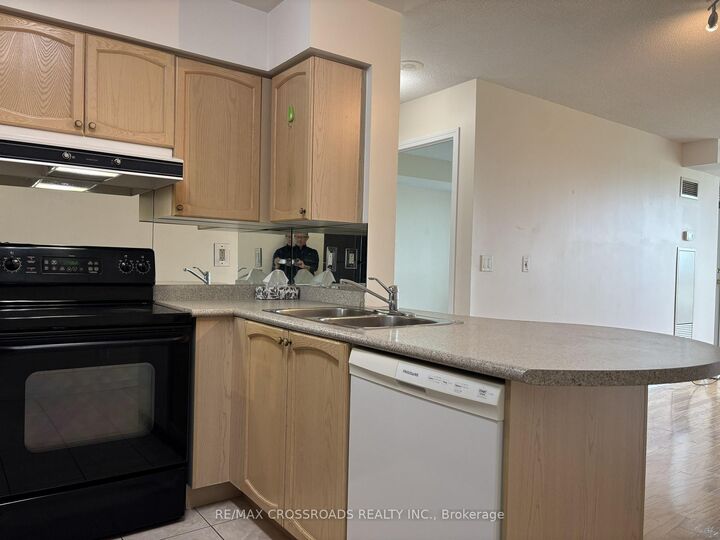 Property Photo:  23 Oneida Crescent 801  ON L4B 0A2 
