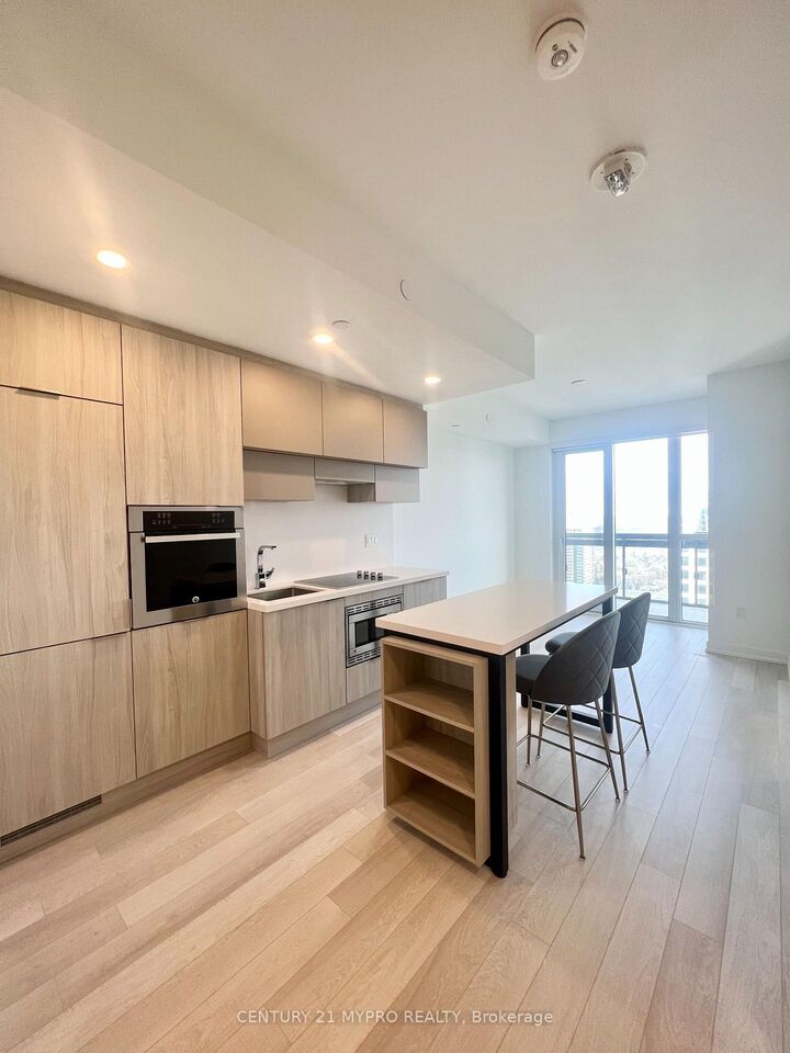 Property Photo:  39 Roehampton Avenue 3802  ON M4P 0G1 