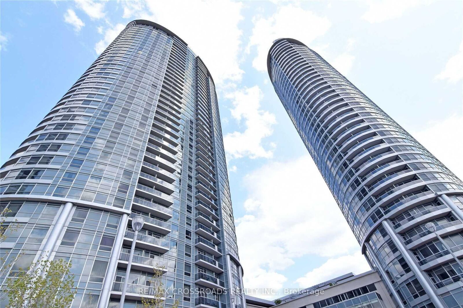 Property Photo: 135 Village Green Square 3326 ON M1S 0G4