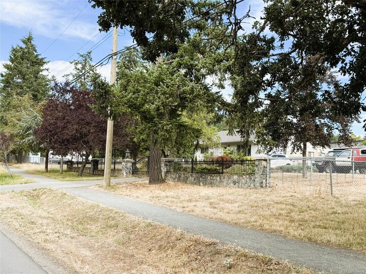 Property Photo:  446 Quayle Rd  BC V9E 2J7 