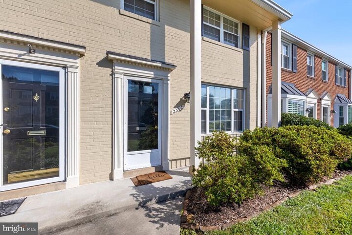 Property Photo:  2512 N Dearing Street N  VA 22302 