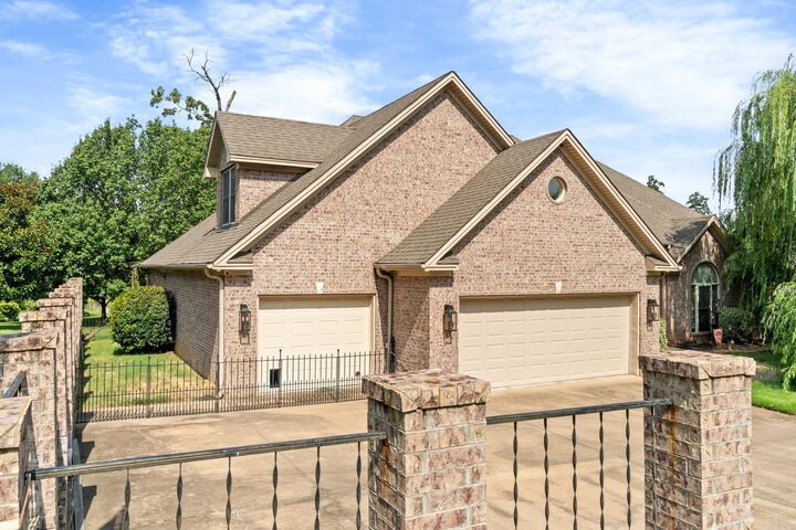 Property Photo:  7225 E Worth Ave  AR 72019 