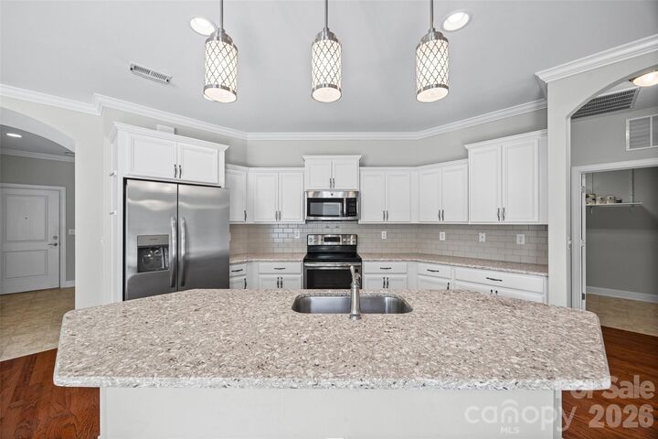 Property Photo:  1140 Avalon Place  NC 28104 