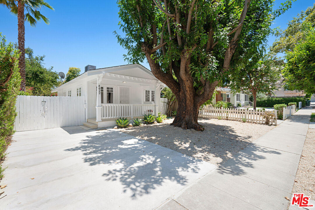 Property Photo: 4622 Norwich Ave CA 91403