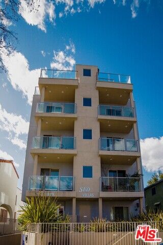 Property Photo: 819 S Holt Ave, Unit Ph CA 90035