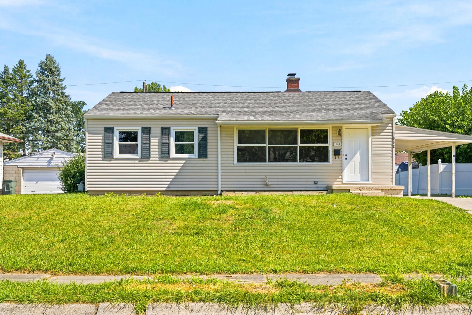 Property Photo:  1962 E Beaumont Road  OH 43224 