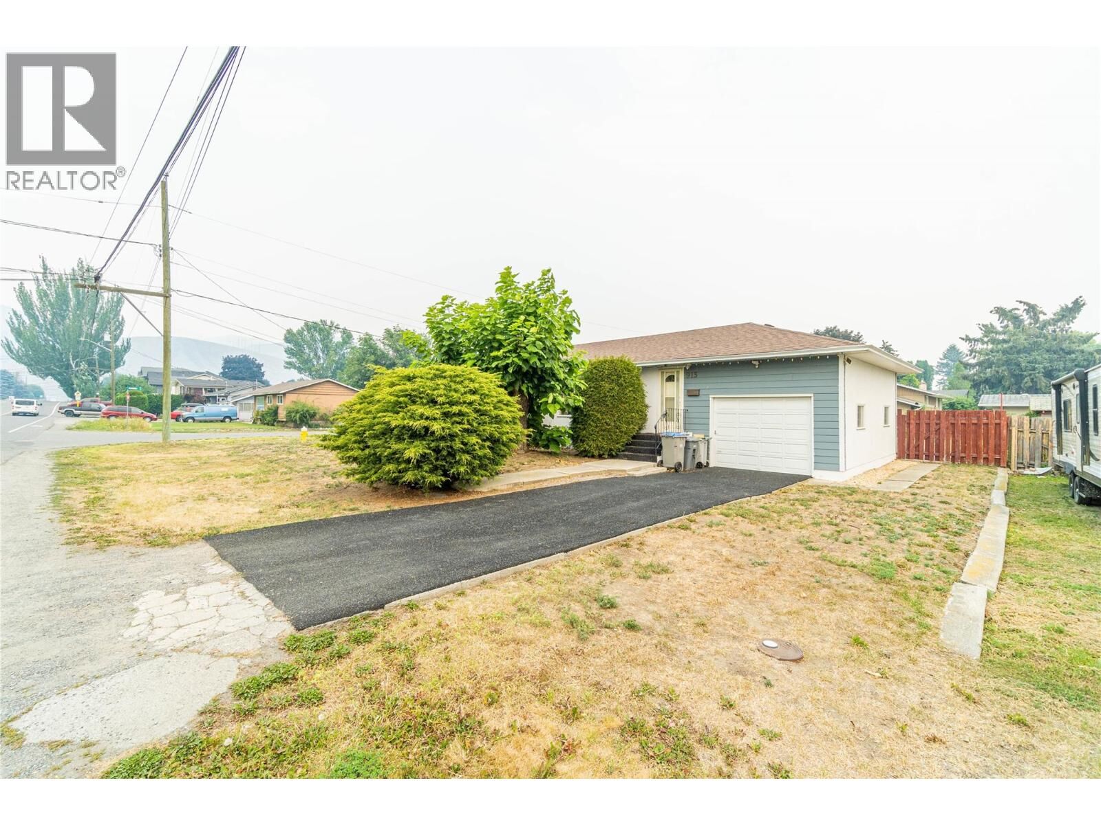 Property Photo:  913 Holt Street  BC V2B 5G8 