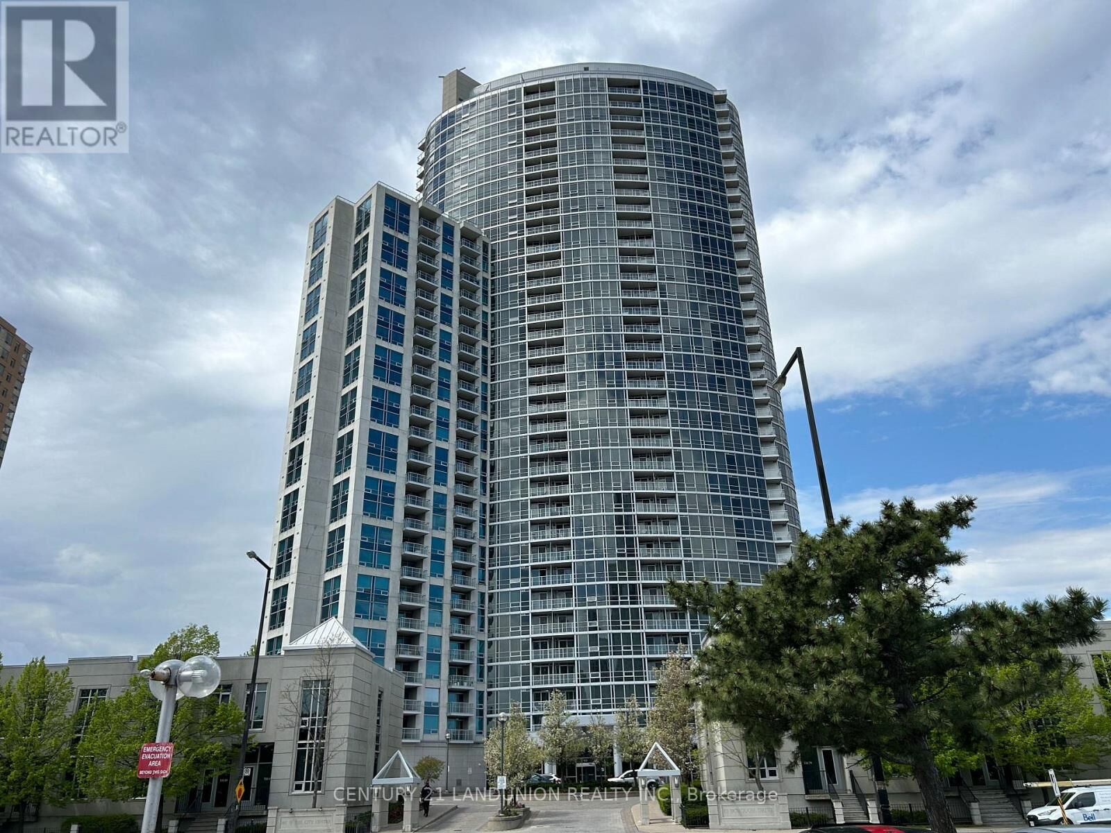Property Photo: 83 Borough Drive 2807 ON M1P 5E4