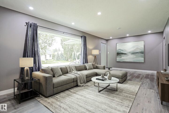 Property Photo:  11211 104 Street NW  AB T5G 2K6 