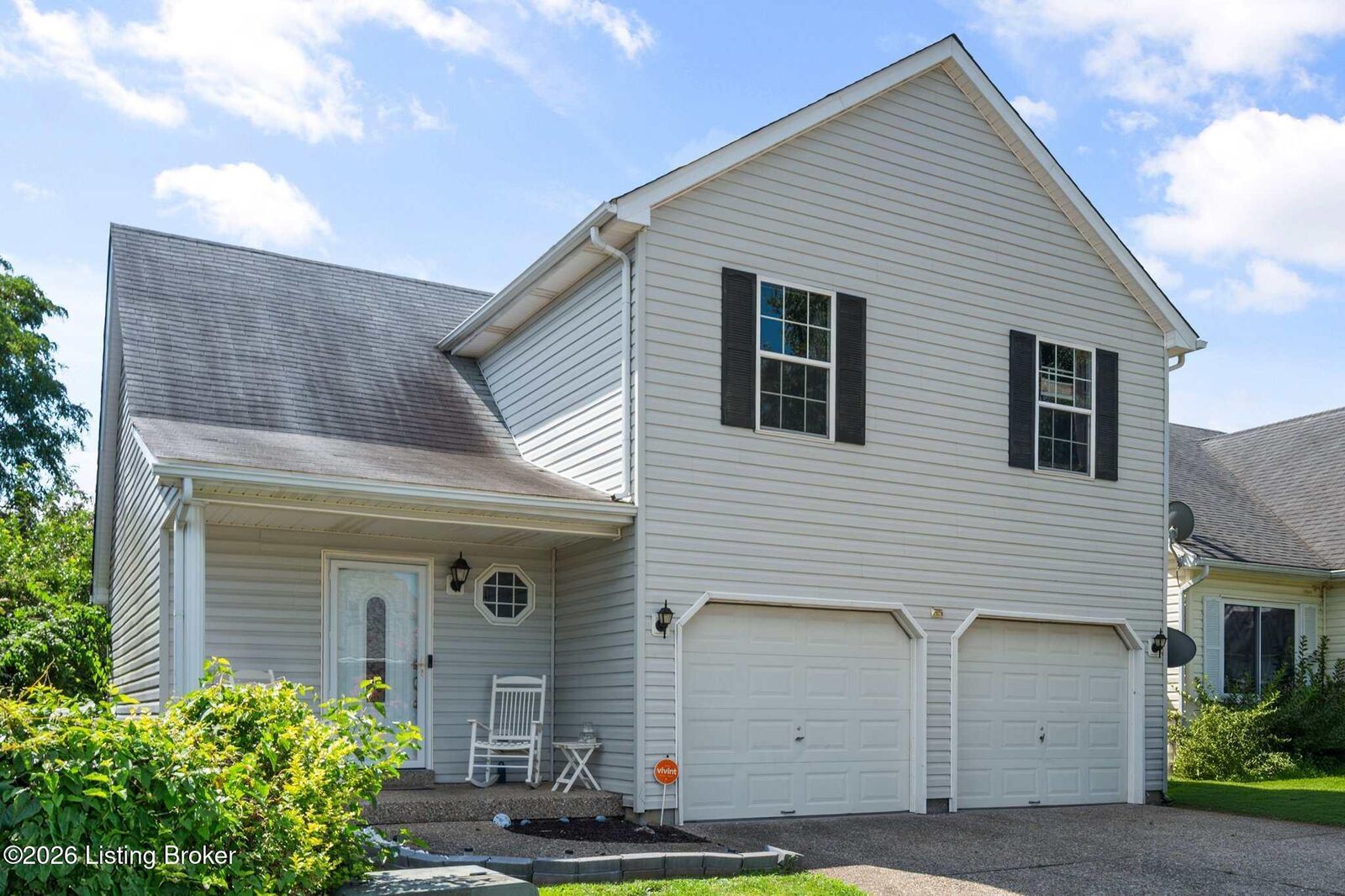 Property Photo: 3913 Mimosa View Dr KY 40299