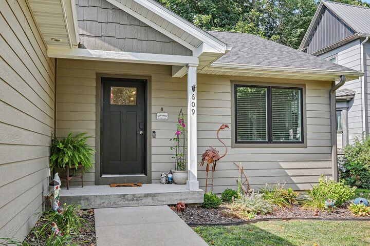 Property Photo:  609 1st Avenue E  IA 52577 