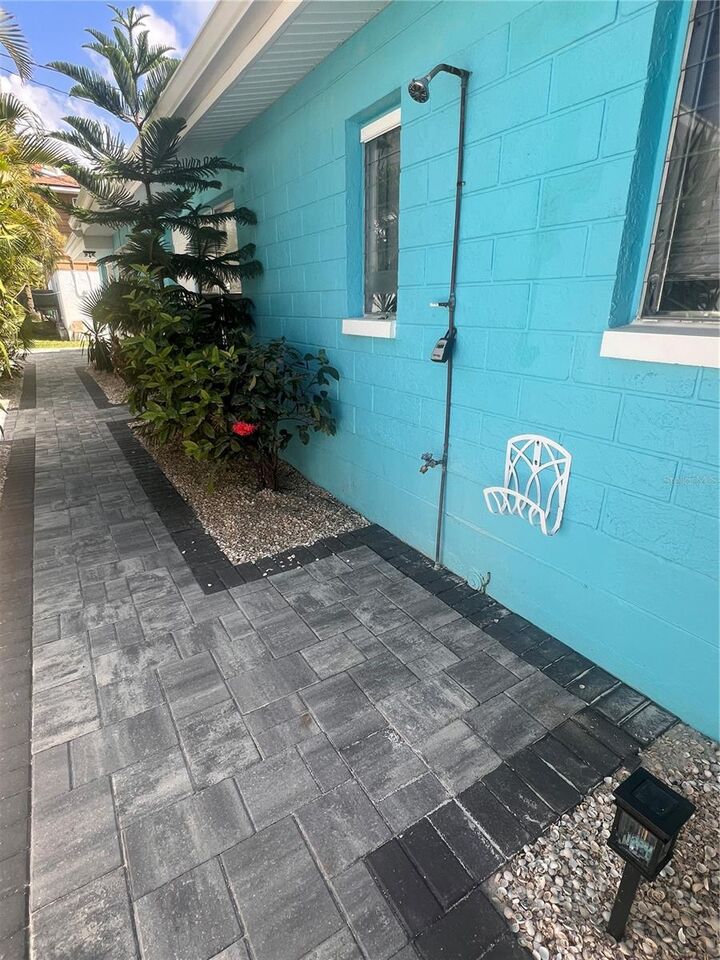 Property Photo: 40 82nd Avenue S Unit 1 FL 33706