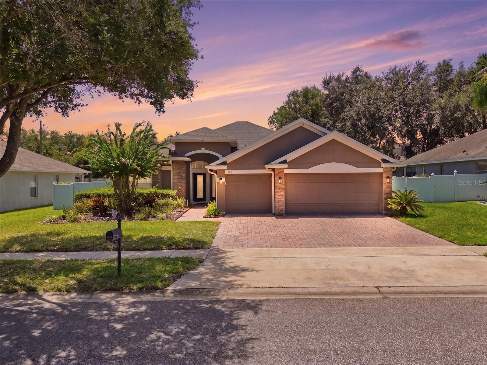 Property Photo: 106 Alexandria Place Dr FL 32712