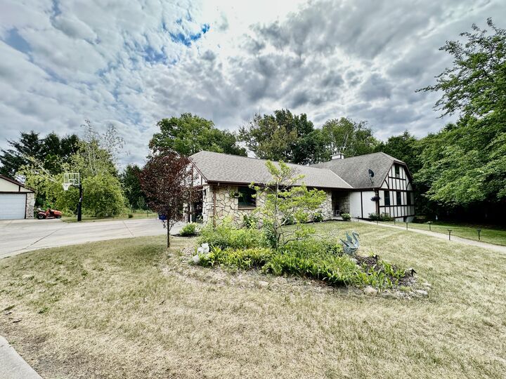 Property Photo:  1894 Annette Ct  WI 53090 