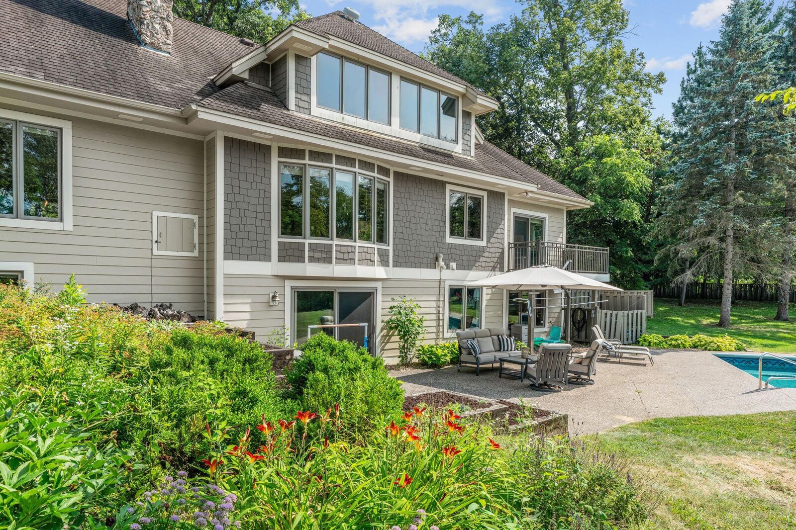 Property Photo:  592 County Road 24  MN 55391 