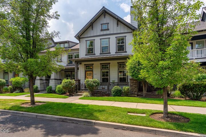 Property Photo:  2641 NW Crossing Drive  OR 97703 