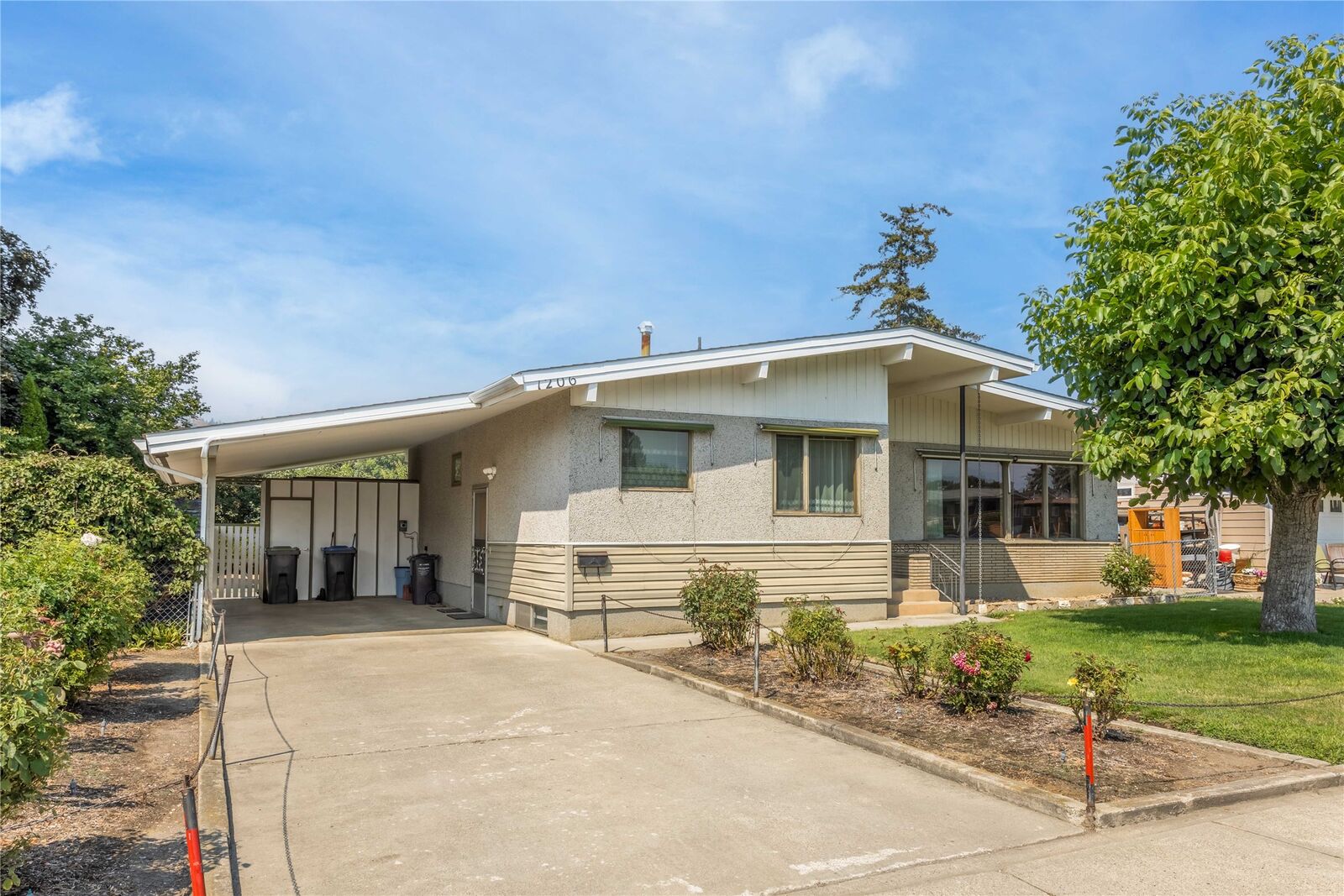 Property Photo: 1206 Lawson Avenue BC V1Y 6T9
