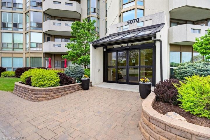 Property Photo: 5070 Pinedale Avenue 808 ON L7L 5V6