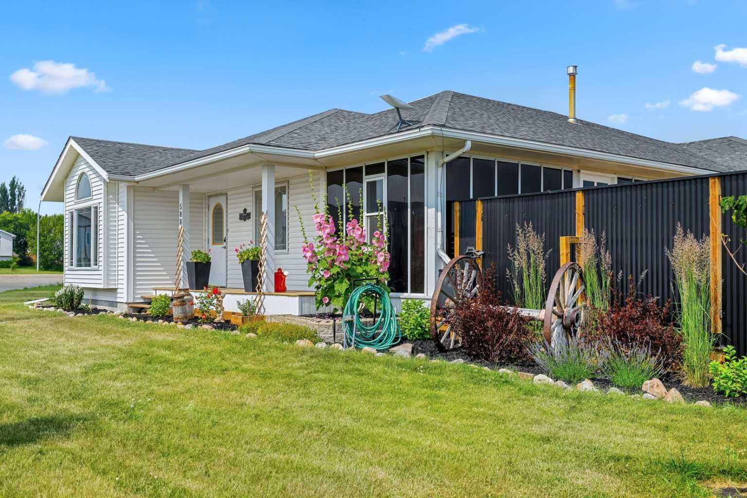 Property Photo: 508 Peever Street AB T0M 0A0