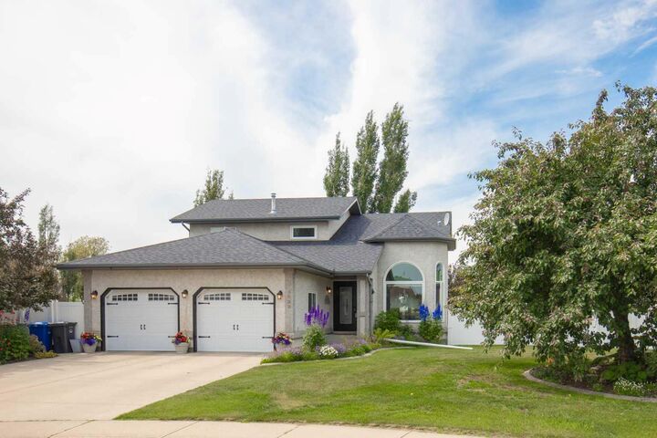 5933 45 Street Crescent — photo 1