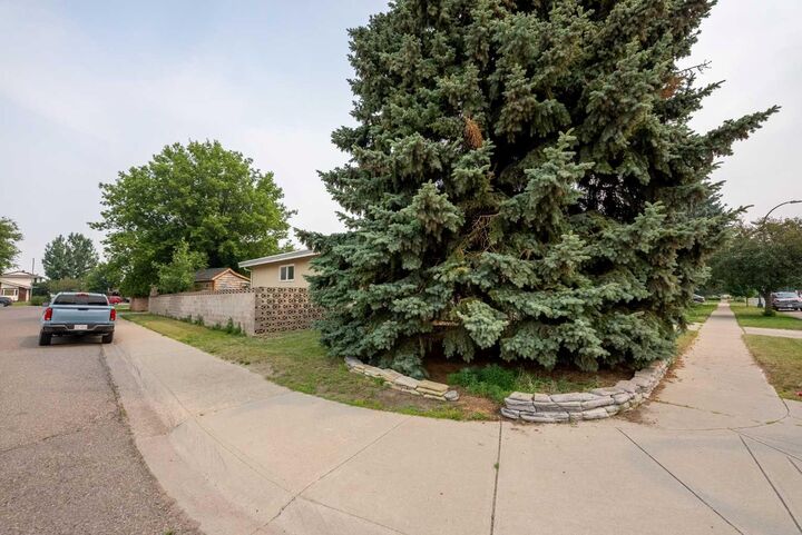 Property Photo:  85 Park Meadows Boulevard N  AB T1H 4H9 