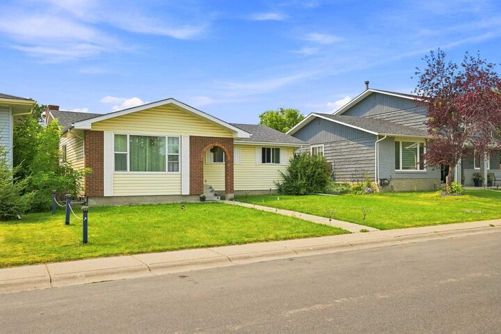 Property Photo:  619 Whiteridge Road NE  AB T1Y 2Y7 