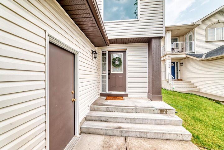 Property Photo:  262 Coventry Court NE  AB T3K 5E8 